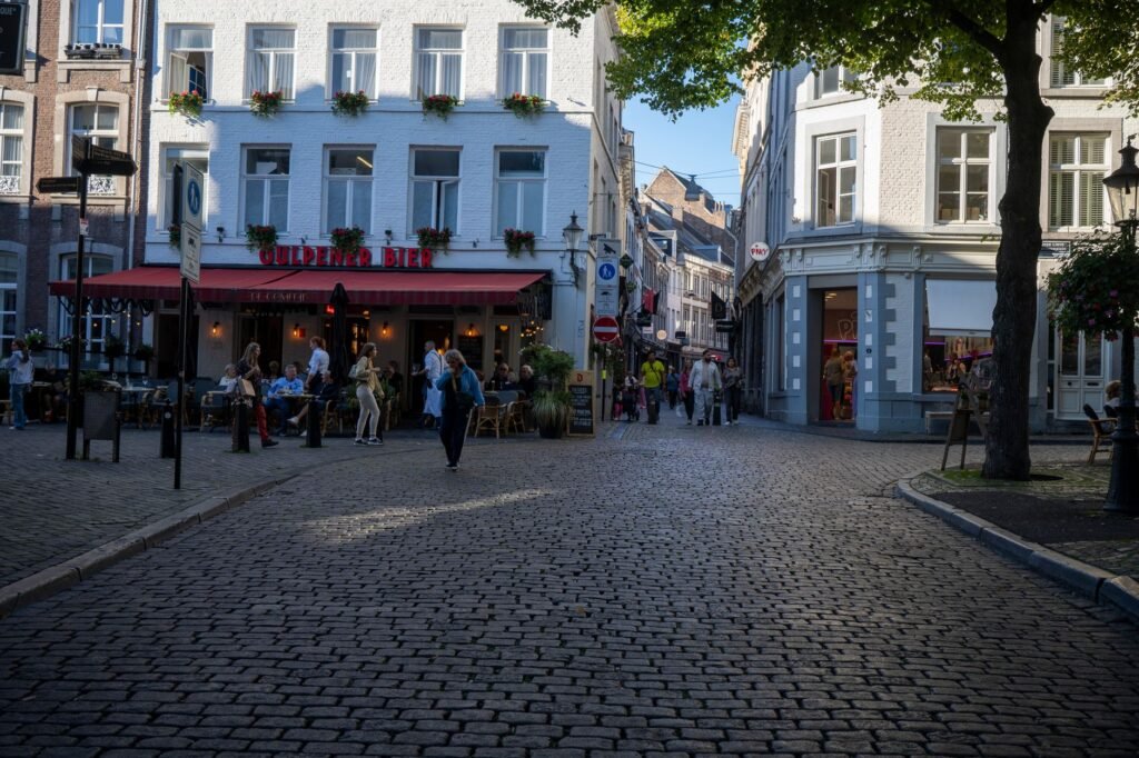 Kleinschalig horecaterras in de schemering in Limburg