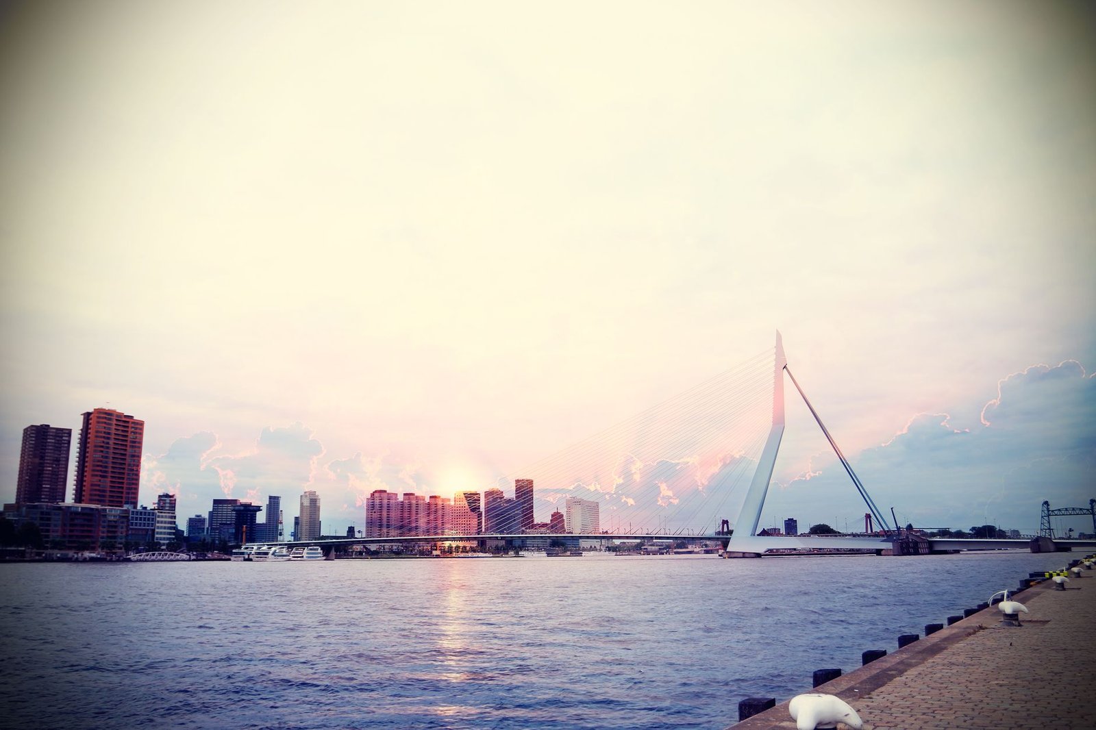 Rustige havenplaats in Noord-Nederland bij schemering met warme verlichting op het water