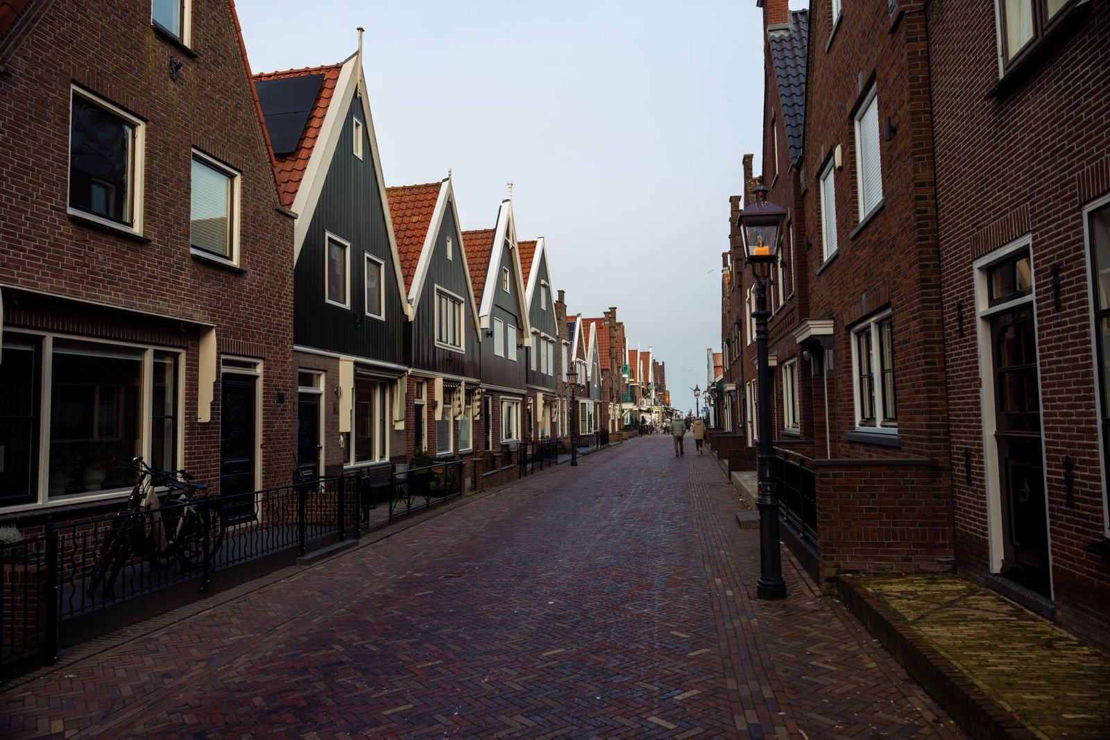 Rustige dorpsstraat in de avond met straatlantaarns, sfeerbeeld voor een verkenning van avonduitjes in Heerde