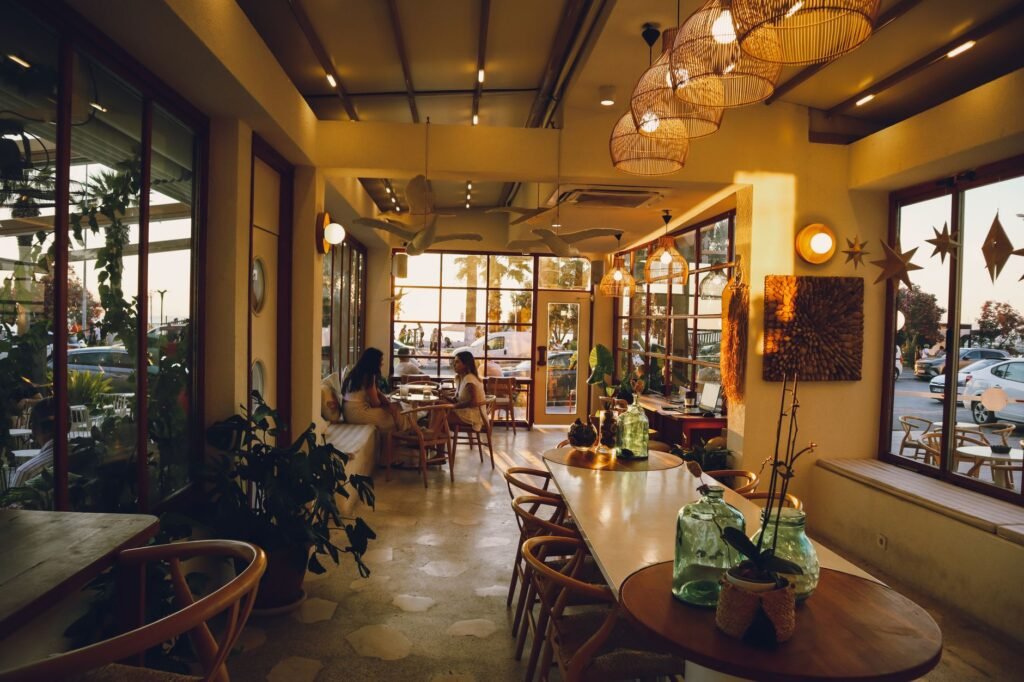Twee volwassenen in een rustig gesprek bij een tafel in een sfeervol cafe