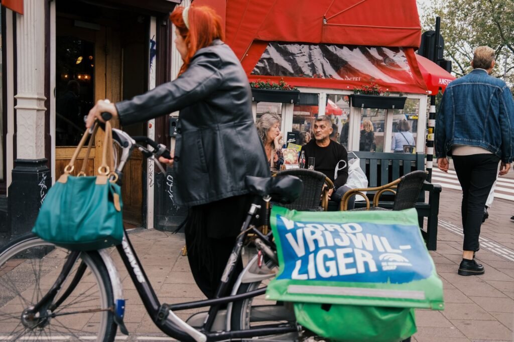 Twee volwassenen in gesprek in een rustig café in Limburg
