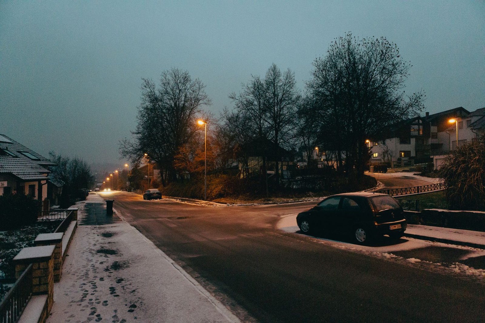 Rustige avondstraat in een Limburgs dorp met warme verlichting