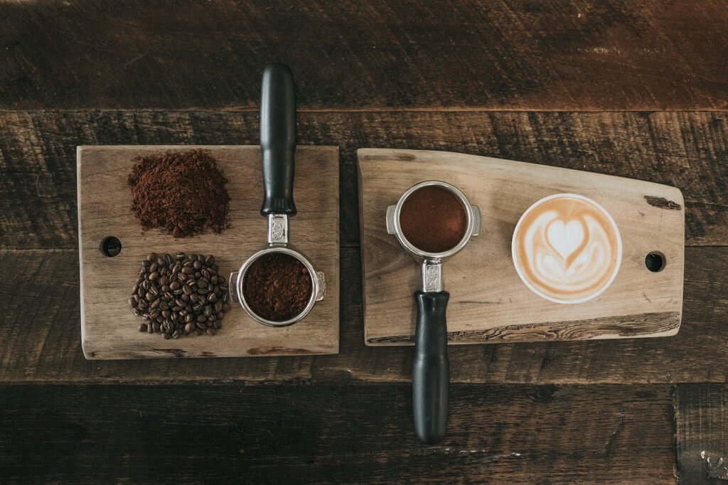 koffie, bonen, zaad, poeder, houten, hakken, boord, tafel, cafe, koffiehuis, schuim, melk, latte, bruine koffie, bruine tafel