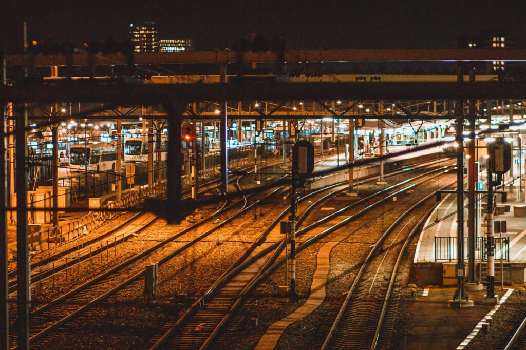 Rustig treinstation in de avond, met perron en bankje, als illustratie van reizen naar Brummen