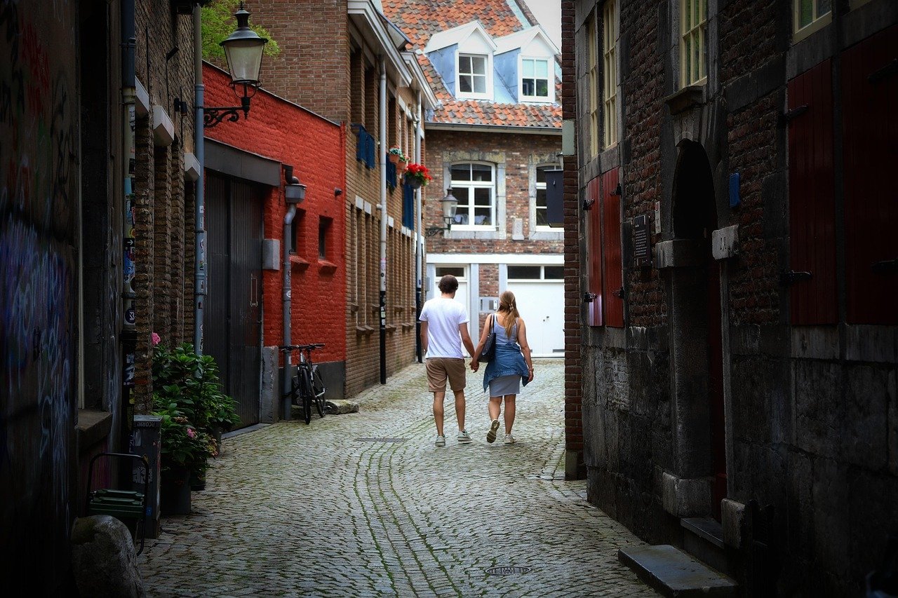 maastricht, city, netherlands, alley, historic center, holding hands, couple