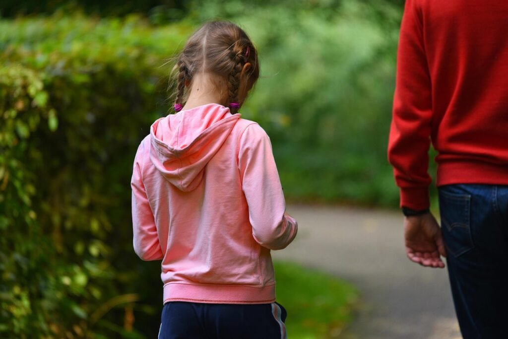 kind, ouder, vader, dochter, familie, samen, naast elkaar, walking-park, pad