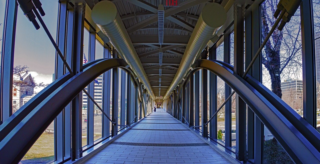 loopbrug, overdekte wandelgang, voetgangersbrug, long view, tunnel, overkapping, stedelijk, stedelijke voetgangersbrug, stede