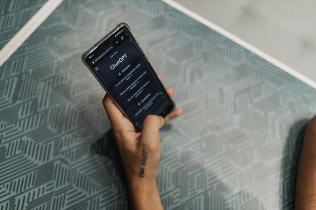 Smartphone met chatgesprek en notitieblok op een tafel