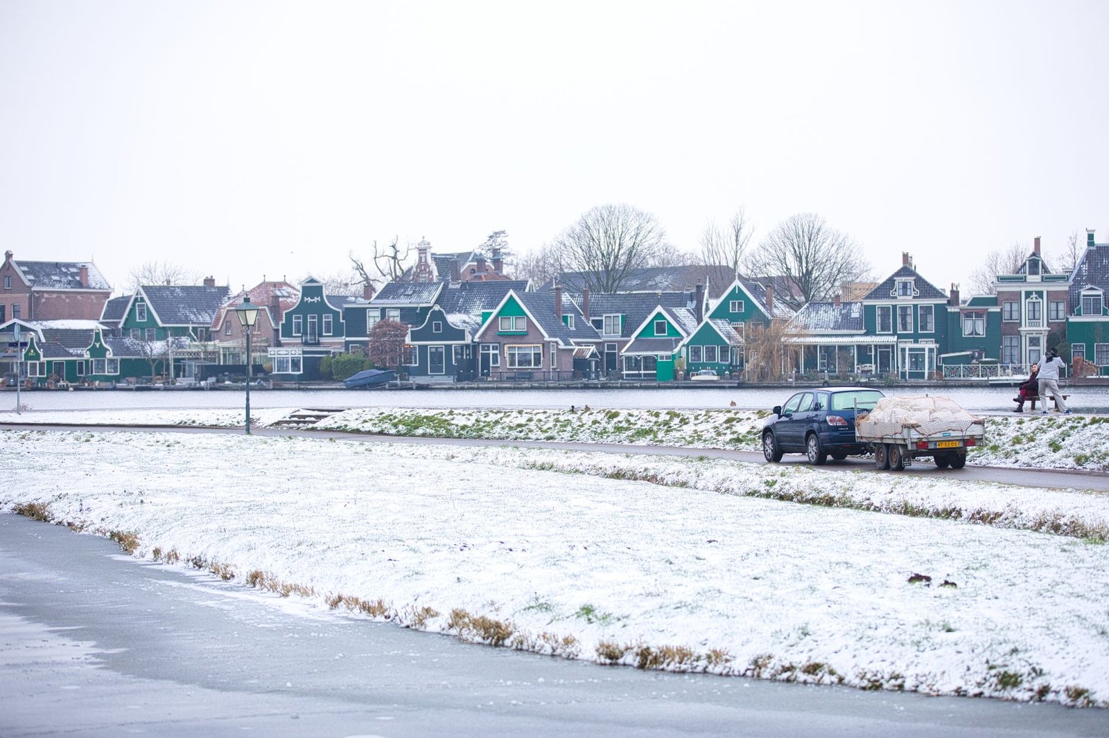 Rustige landweg met dorpje in Westerwolde, Groningen, bij zacht avondlicht
