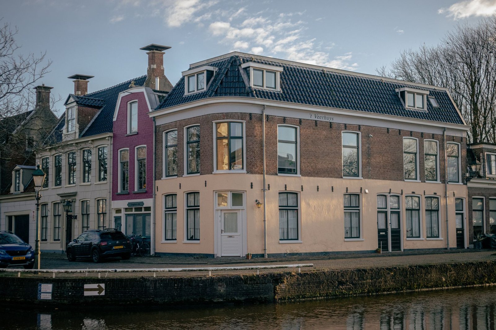 Rustige straat met gracht en bakstenen huizen in Bodegraven-Reeuwijk bij zonsondergang