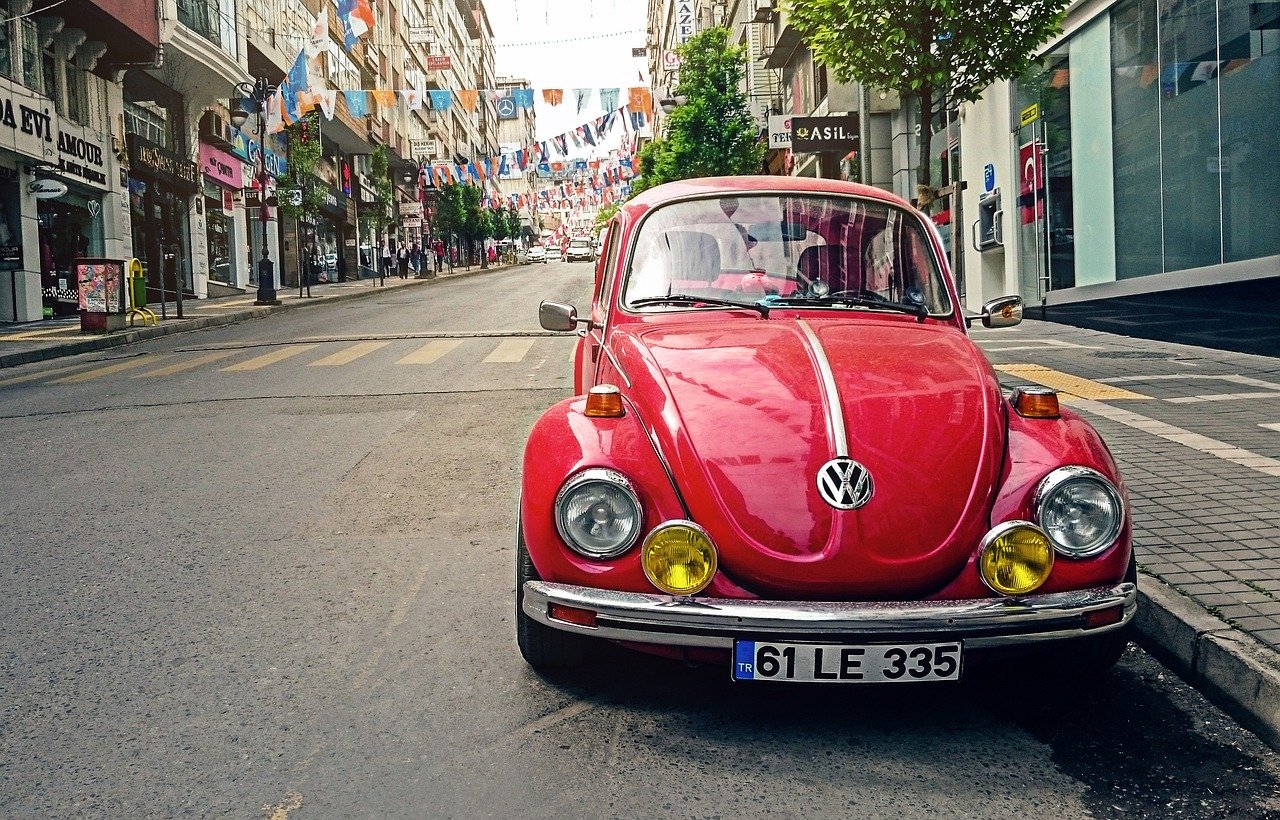 auto's, volkswagen kever, auto, stad, klassiek, oldtimer, oude auto, stoep, rode auto, geparkeerde auto, weg, straat, voertui