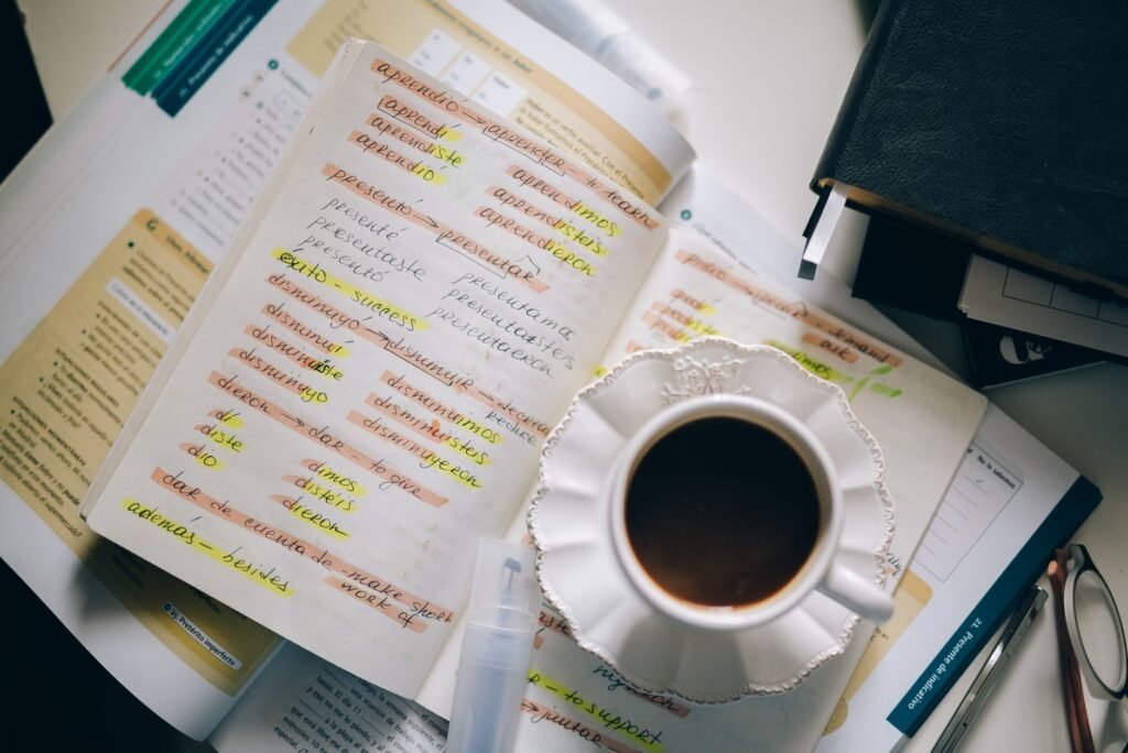 Kopjes koffie en een notitieboek op een houten tafel als symbool voor zorgvuldige voorbereiding en duidelijke afspraken