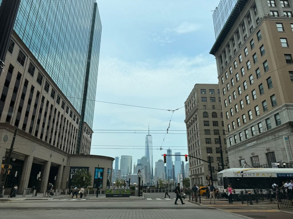De skyline van Manhattan gezien vanuit Jersey City op een zomerse dag, met een prachtig voorbeeld van stedelijke architectuur