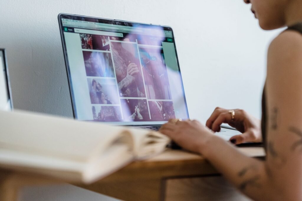 Iemand bekijkt een online directory op een laptop thuis, redactioneel sfeerbeeld