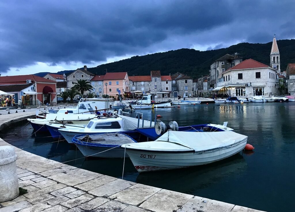 stari grad, havr, kroatie, haven, boten, natuur, vissersboot, kade, boulevard, water, eiland, onweer, dreigend, lucht, medite