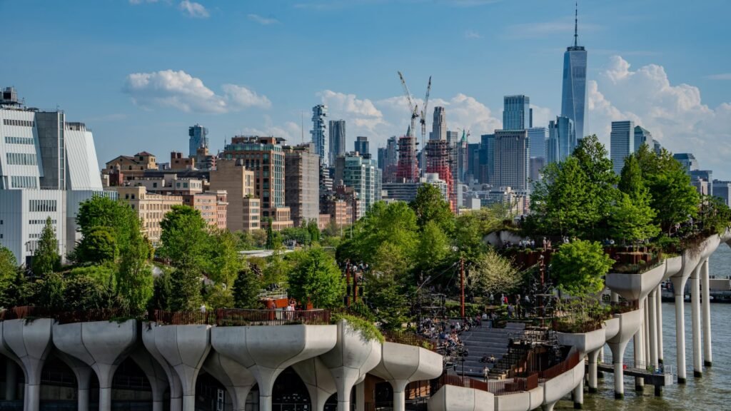 Een levendig uitzicht op het Little Island park tegen de iconische skyline van Manhattan, New York City.