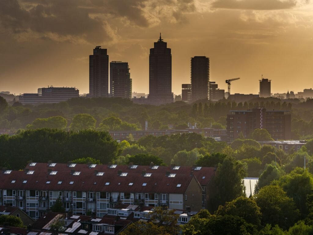 Adembenemend uitzicht op de skyline van de Amsterdamse Zuidas tijdens het gouden uur met dramatische luchten.