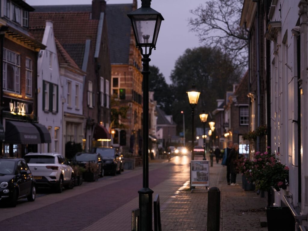 Rustige straat in Harlingen bij schemer met bakstenen gevels en fietsen