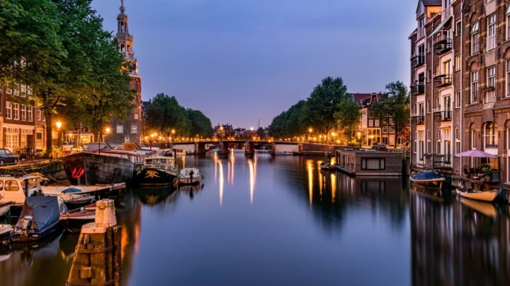 Hoe vind je een escort in Amsterdam? Praktische gids voor je eerste bezoek