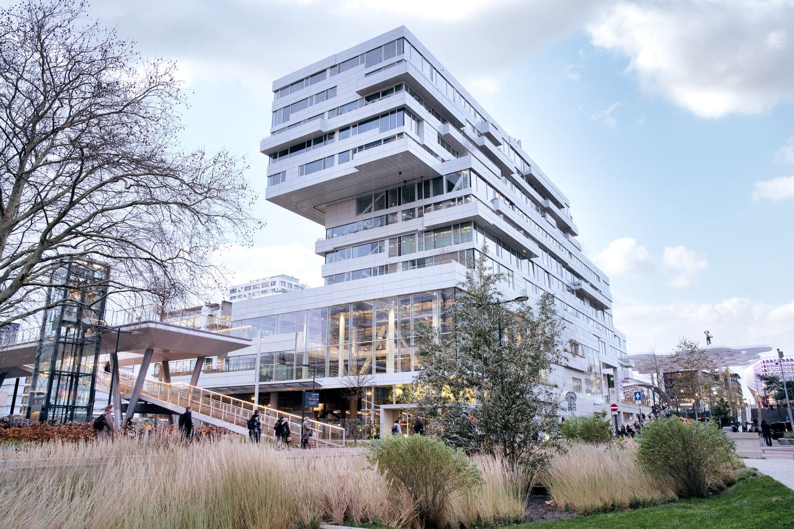 Indrukwekkende moderne architectuur in Utrecht, Nederland onder een heldere blauwe lucht.