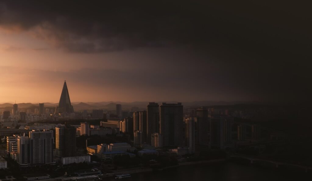 dragon palace hotel, gebouw, city, stadsgezicht, skyline, uitzicht op de stad, natuur, noord korea, pyongyang, zonsondergang