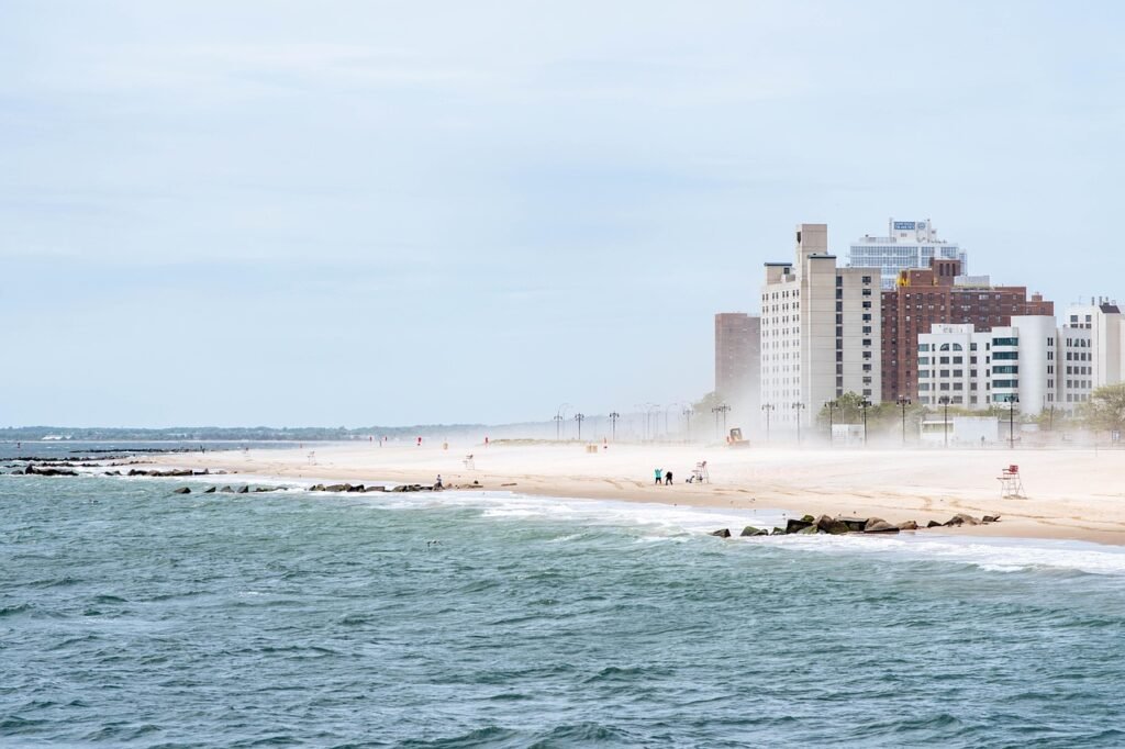 strand, zand, coney island, brooklyn, zandstorm, natuur, storm, oceaan, water, golven, kust, oever, kustlijn, hotels, gebouwe