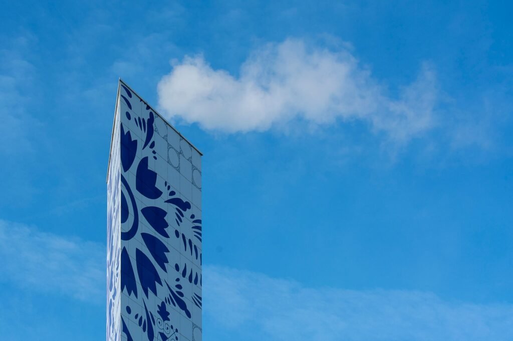 Stedelijke structuur met blauwe patronen tegen een heldere lucht in Enschede, Nederland.