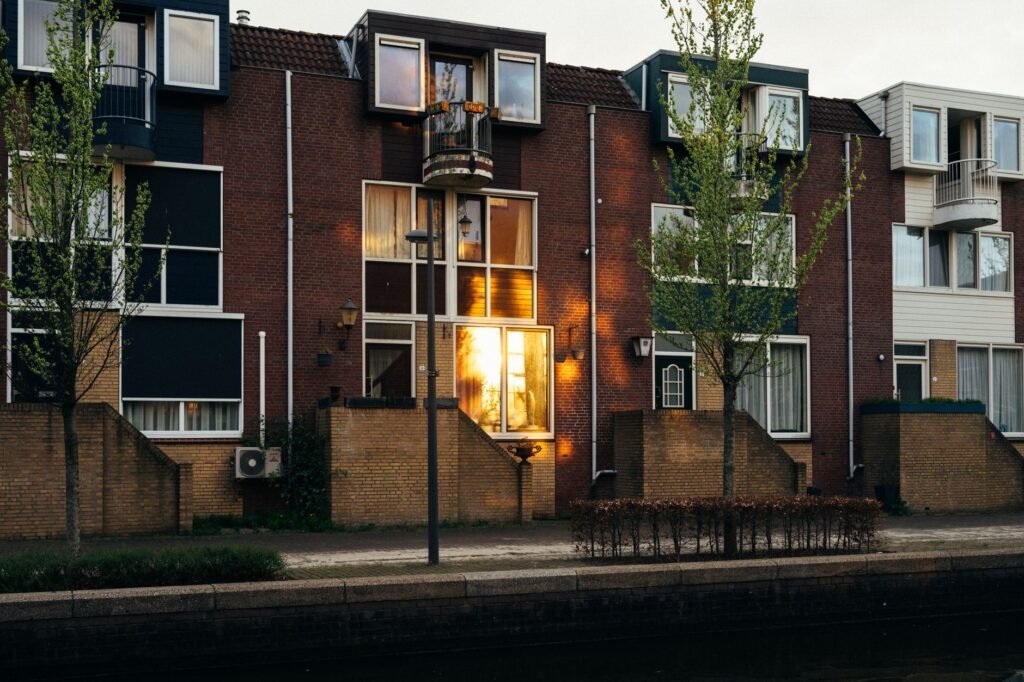 Charmante reflectie van de zonsondergang op moderne Nederlandse woningen in Almere, Nederland.
