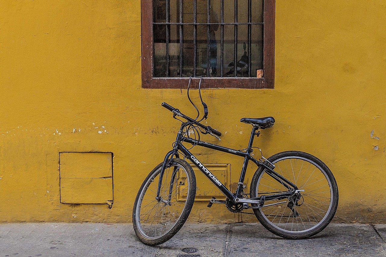 fiets, mountainbike, gebouw, muur, facade, geel, stedelijk, stad, cannondale, city street, raam, orange city, oranje berg, or