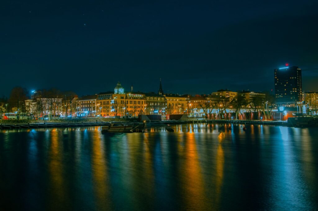 Een betoverend nachtzicht op de waterkant van Jönköping, met verlichte gebouwen en kalme weerspiegelingen.