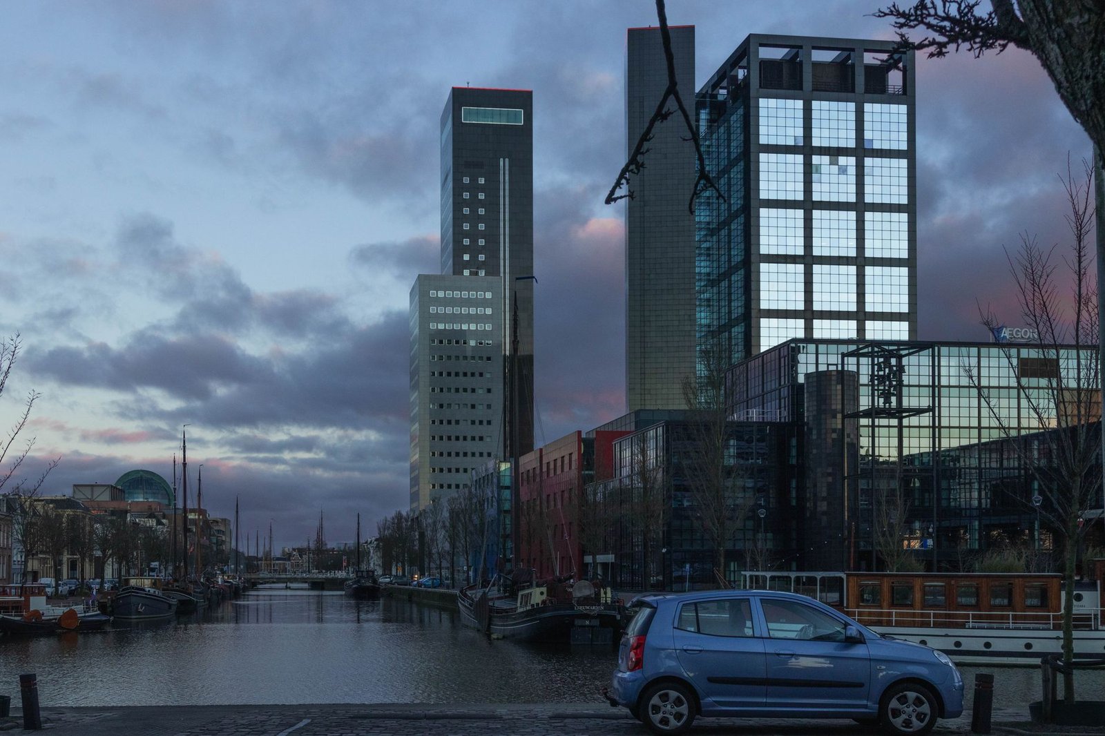 Schemering boven Leeuwarden, Nederland met moderne gebouwen en rivierreflecties.