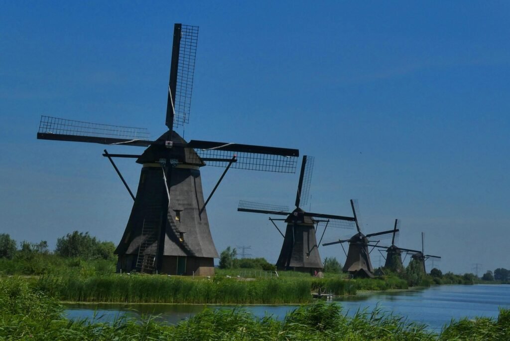 molens, kinderdijk, unesco werelderfgoed, nederland, holland, water, afwatering, rivier, landschap, wieken, groen, netherland