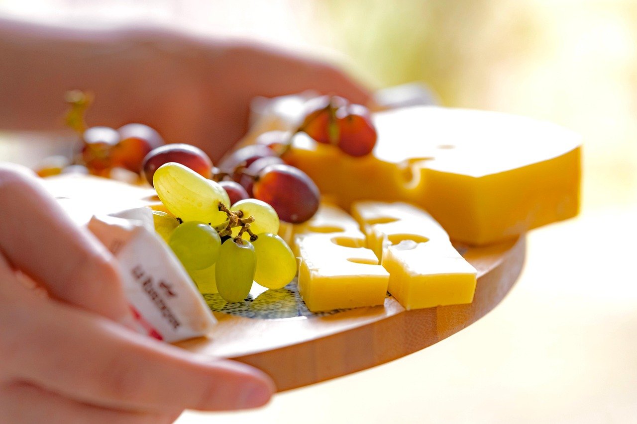 kaasschotel, eten, snack, druiven, kaas, kaas plankje, kaasplankje, fruit, gouda, zwitserse kaas, zuivelproduct, halfharde ka