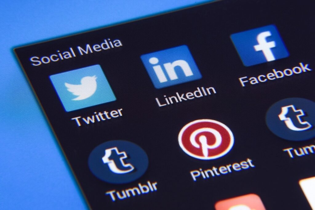sociale media, facebook, twitteren, instagram, pictogrammen, marketing, gelinkt, bedrijf, mobiel, pinterest, scherm, smartpho