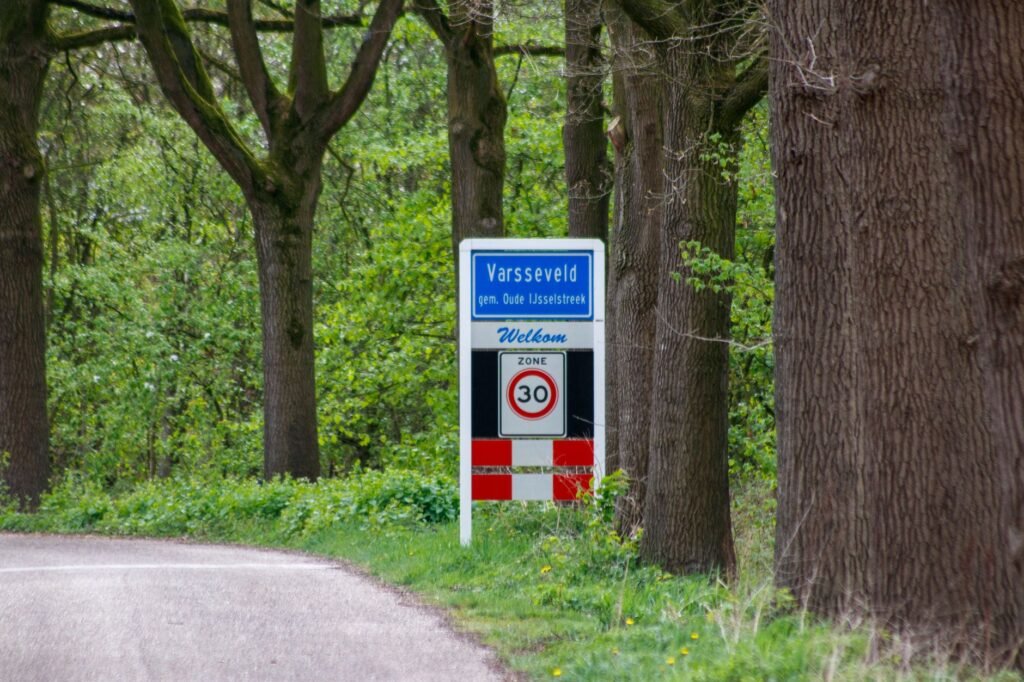 Wegwijzer in de buurt van Rozendaal richting Arnhem en de Veluwezoom