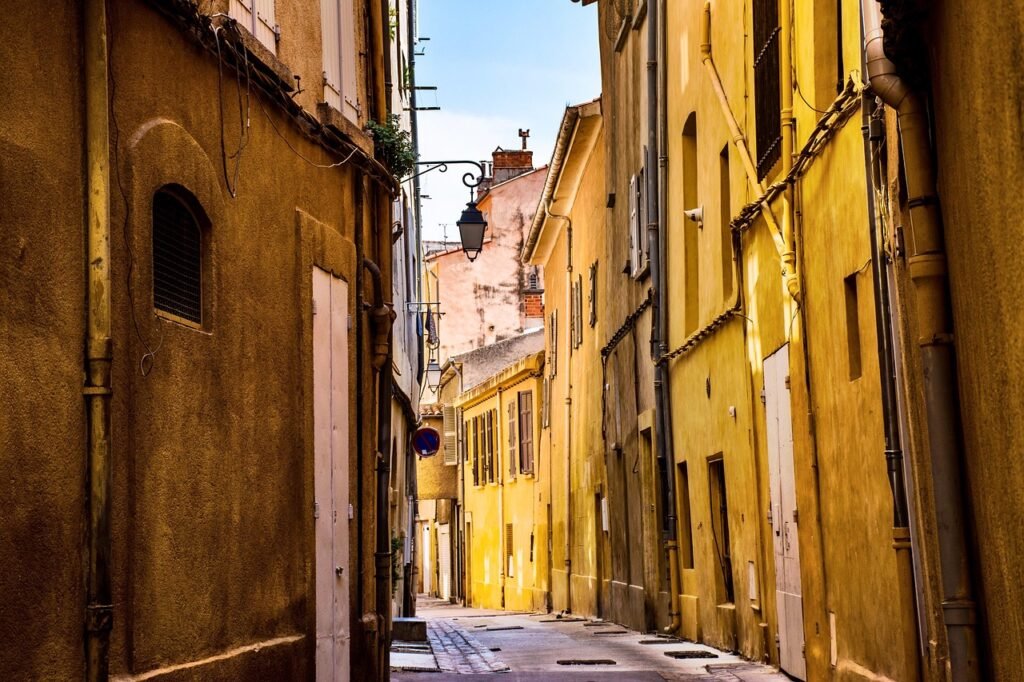 stad, straat, leeg, stil, provence, frankrijk, europa, back alley, huizen, architectuur, geel, perspectief, bruin stad, bruin