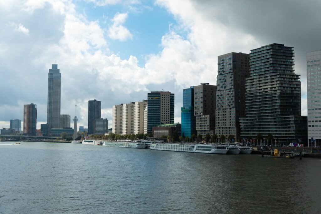 Ontdek de moderne skyline van Rotterdam met de wolkenkrabbers langs de Nieuwe Maas.